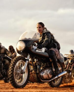 Elsa Pataky Instagram - Some of my favourite moments on  the set of @furiosamovie #madmaxsaga  @chrishemsworth  @anyataylorjoy @yesdavidcollins. 📷@jasinboland