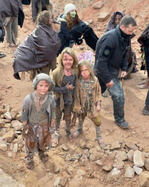 Elsa Pataky Instagram - Some of my favourite moments on  the set of @furiosamovie #madmaxsaga  @chrishemsworth  @anyataylorjoy @yesdavidcollins. 📷@jasinboland