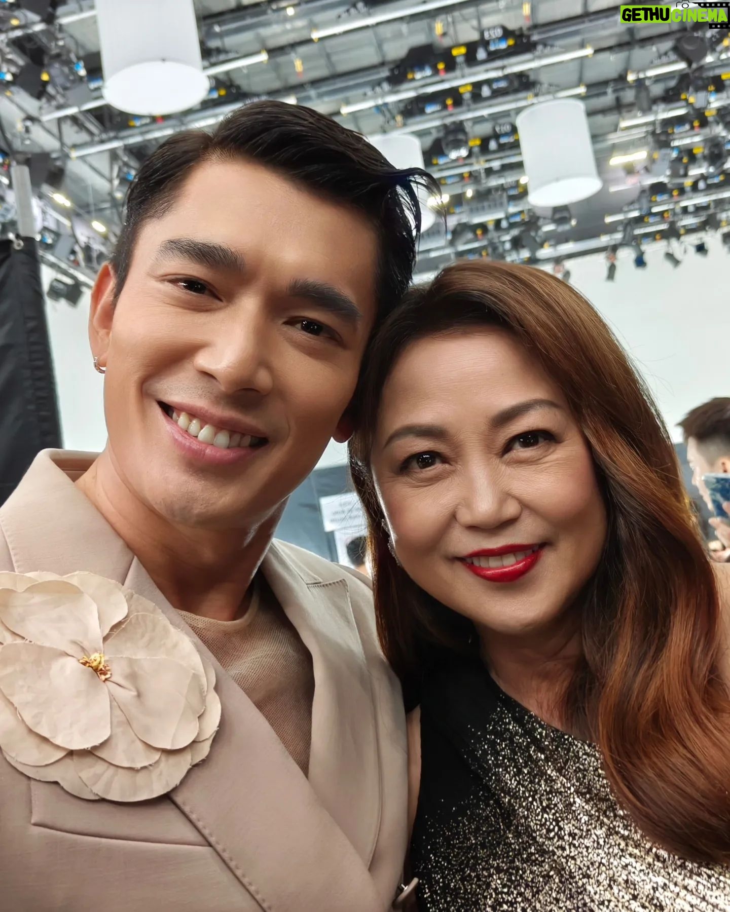 Elvin Ng - 6K Likes - Collecting, not trophies, but #selfies & #memories this #StarAwards2024 #红星大奖2024 with the people I love! ❤️