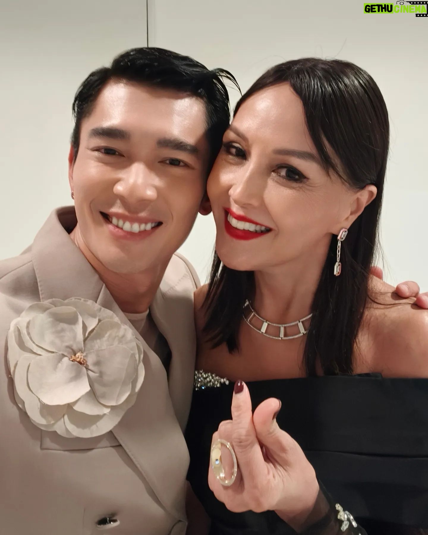 Elvin Ng - 6K Likes - Collecting, not trophies, but #selfies & #memories this #StarAwards2024 #红星大奖2024 with the people I love! ❤️