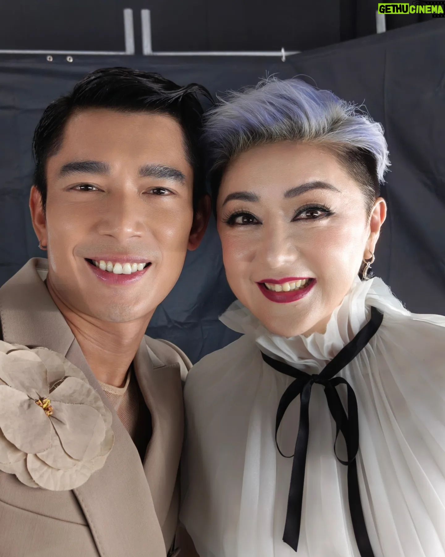 Elvin Ng - 6K Likes - Collecting, not trophies, but #selfies & #memories this #StarAwards2024 #红星大奖2024 with the people I love! ❤️