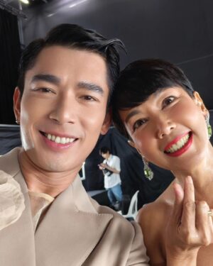Elvin Ng Instagram - Collecting, not trophies, but #selfies & #memories this #StarAwards2024 #红星大奖2024 with the people I love! ❤️