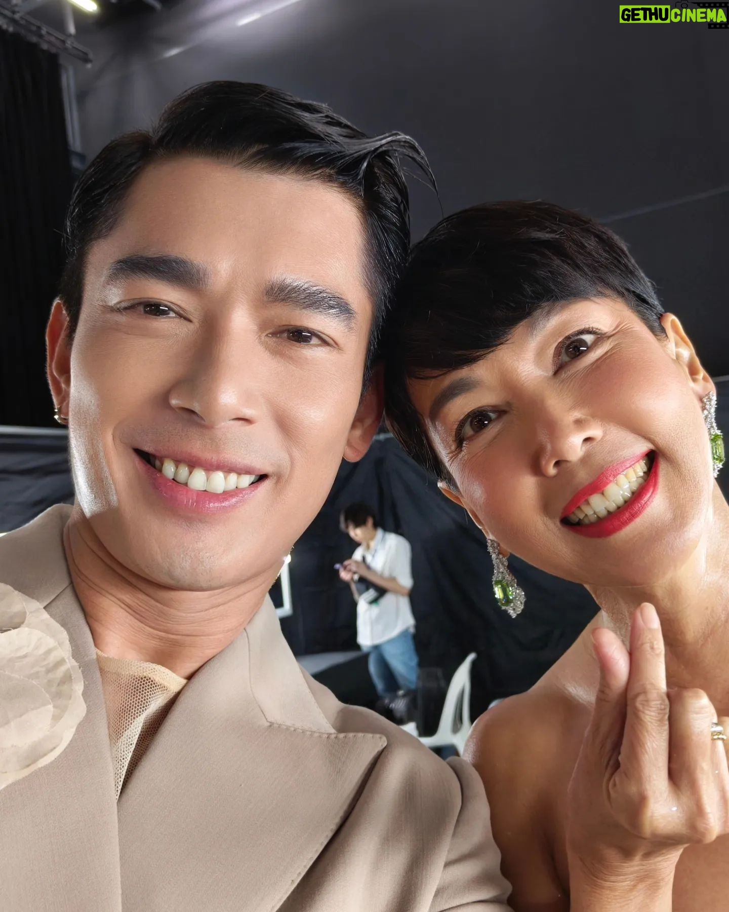 Elvin Ng - 6K Likes - Collecting, not trophies, but #selfies & #memories this #StarAwards2024 #红星大奖2024 with the people I love! ❤️