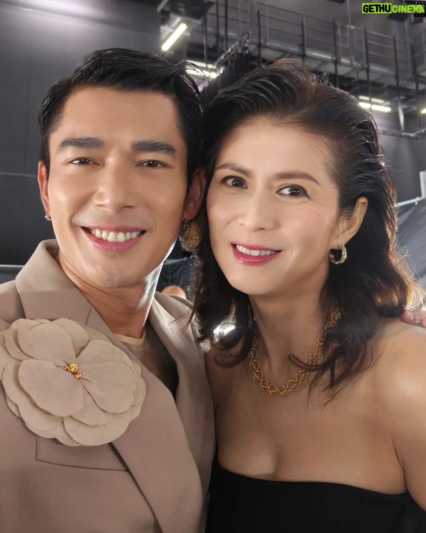 Elvin Ng - 6K Likes - Collecting, not trophies, but #selfies & #memories this #StarAwards2024 #红星大奖2024 with the people I love! ❤️