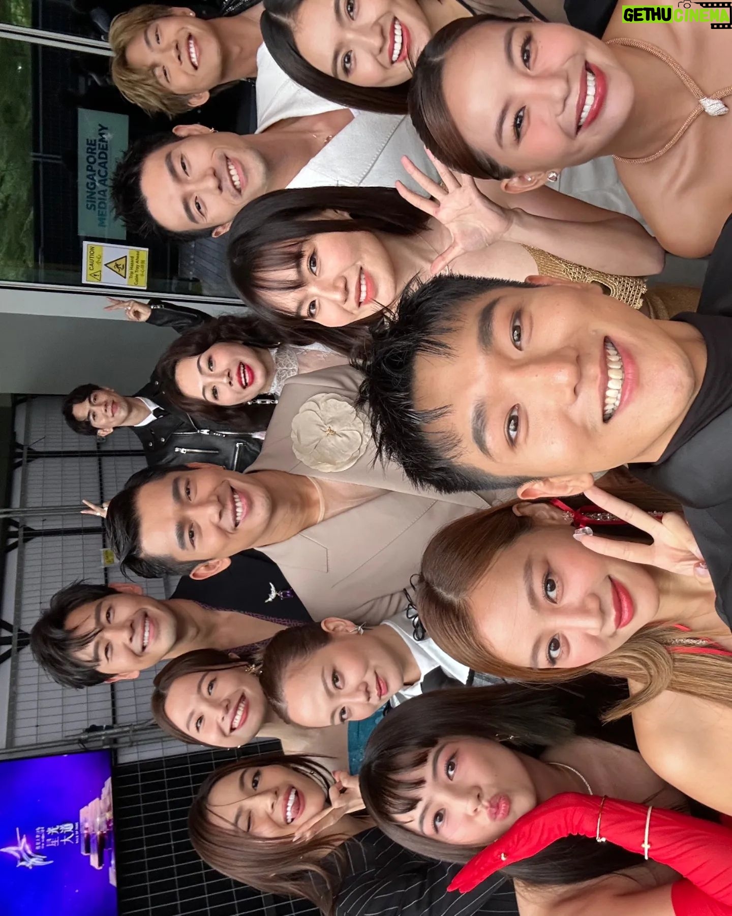 Elvin Ng - 6K Likes - Collecting, not trophies, but #selfies & #memories this #StarAwards2024 #红星大奖2024 with the people I love! ❤️
