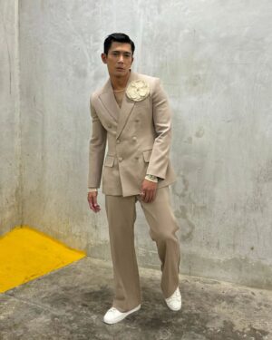 Elvin Ng Instagram - Going #nude tonight. Less is more. #nudecolour #neutral #romantic #Dolcegabbana #Cartier #StarAwards2024

Outfit | @dolcegabbana
Jewellery & Watch | @cartier
Styling | @daryllalexiusyeo
Hair | @sylinyer @shunjimatsuo
Grooming | @lasalle_lee_jq @guccibeauty