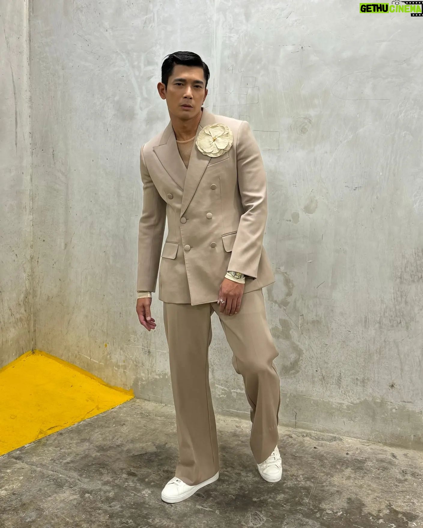 Elvin Ng - 2.3K Likes - Going #nude tonight. Less is more. #nudecolour #neutral #romantic #Dolcegabbana #Cartier #StarAwards2024
Outfit | @dolcegabbana
Jewellery & Watch | @cartier
Styling | @daryllalexiusyeo
Hair | @sylinyer @shunjimatsuo
Grooming | @lasalle_lee_jq @guccibeauty
