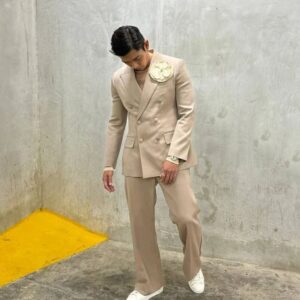 Elvin Ng Instagram - Going #nude tonight. Less is more. #nudecolour #neutral #romantic #Dolcegabbana #Cartier #StarAwards2024

Outfit | @dolcegabbana
Jewellery & Watch | @cartier
Styling | @daryllalexiusyeo
Hair | @sylinyer @shunjimatsuo
Grooming | @lasalle_lee_jq @guccibeauty