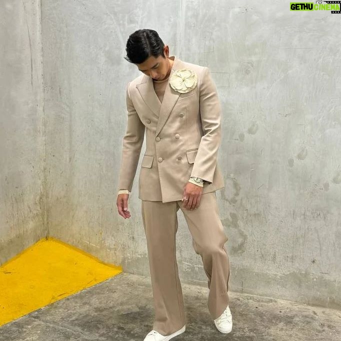Elvin Ng - 2.3K Likes - Going #nude tonight. Less is more. #nudecolour #neutral #romantic #Dolcegabbana #Cartier #StarAwards2024
Outfit | @dolcegabbana
Jewellery & Watch | @cartier
Styling | @daryllalexiusyeo
Hair | @sylinyer @shunjimatsuo
Grooming | @lasalle_lee_jq @guccibeauty
