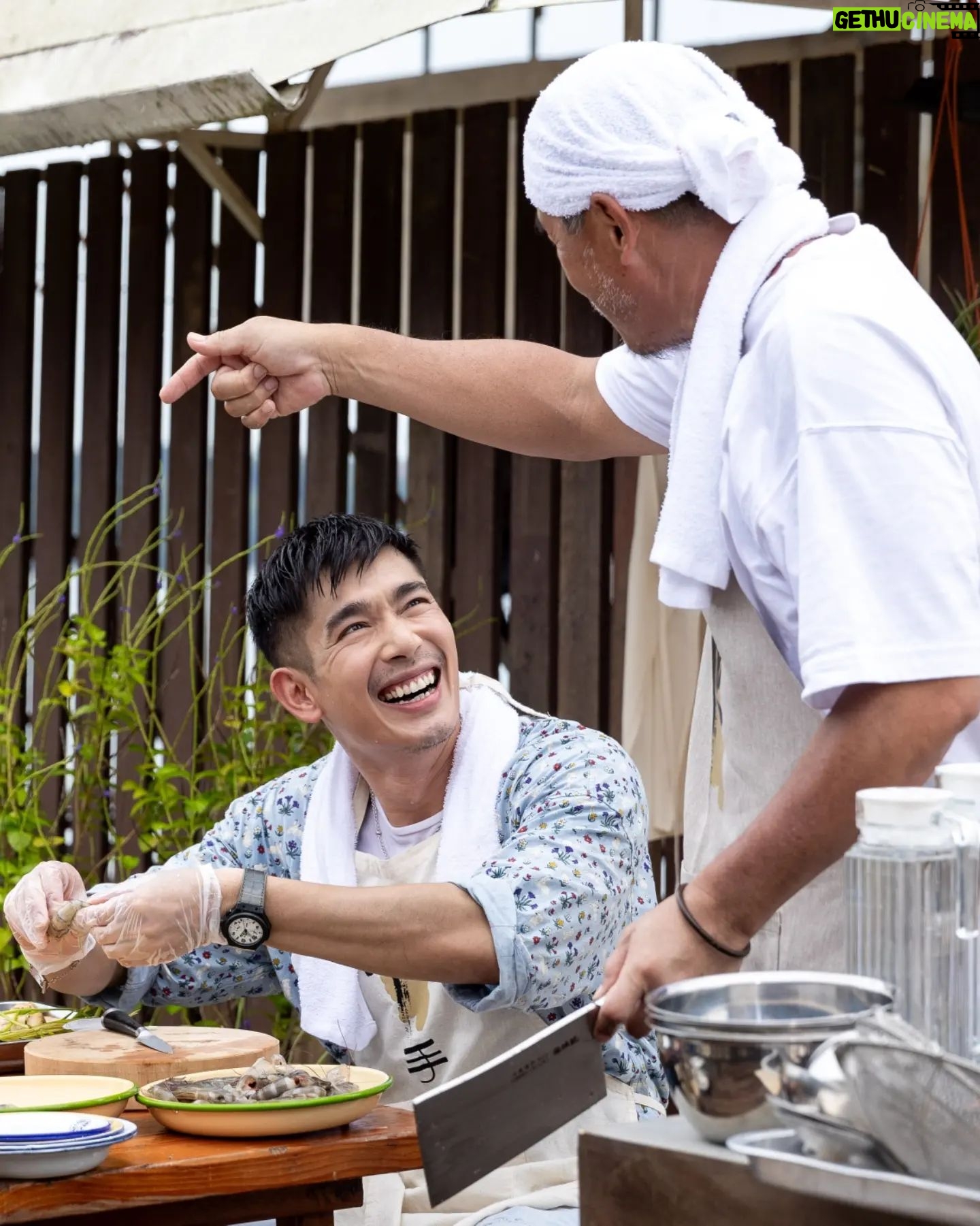 Elvin Ng - 2.4K Likes - #出海、抓mussels、剥虾壳、帮忙洗菜切菜、吹海风、吃 seafood pasta and stew、#放下包袱、蓝天白云下用心交谈,为你们#遮风挡雨,是开心难忘的一天。对于一个当兵时#甘愿饿死 都懒得煮泡面的人来说,#我是幸福的。☁️🌊
For someone who'd rather #starvetodeath than cook his own instant noodles during his NS field camp days, I feel #lucky and #blessed. 🤍 #funday #outatsea
Watch Dishing with Chris Lee on demand for free on mewatch now! #阿顺有煮意 #DishingWithChrisLee
@mewatch.mediacorp @mediacorp.re.dian