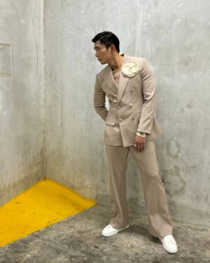 Elvin Ng Instagram - Going #nude tonight. Less is more. #nudecolour #neutral #romantic #Dolcegabbana #Cartier #StarAwards2024

Outfit | @dolcegabbana
Jewellery & Watch | @cartier
Styling | @daryllalexiusyeo
Hair | @sylinyer @shunjimatsuo
Grooming | @lasalle_lee_jq @guccibeauty