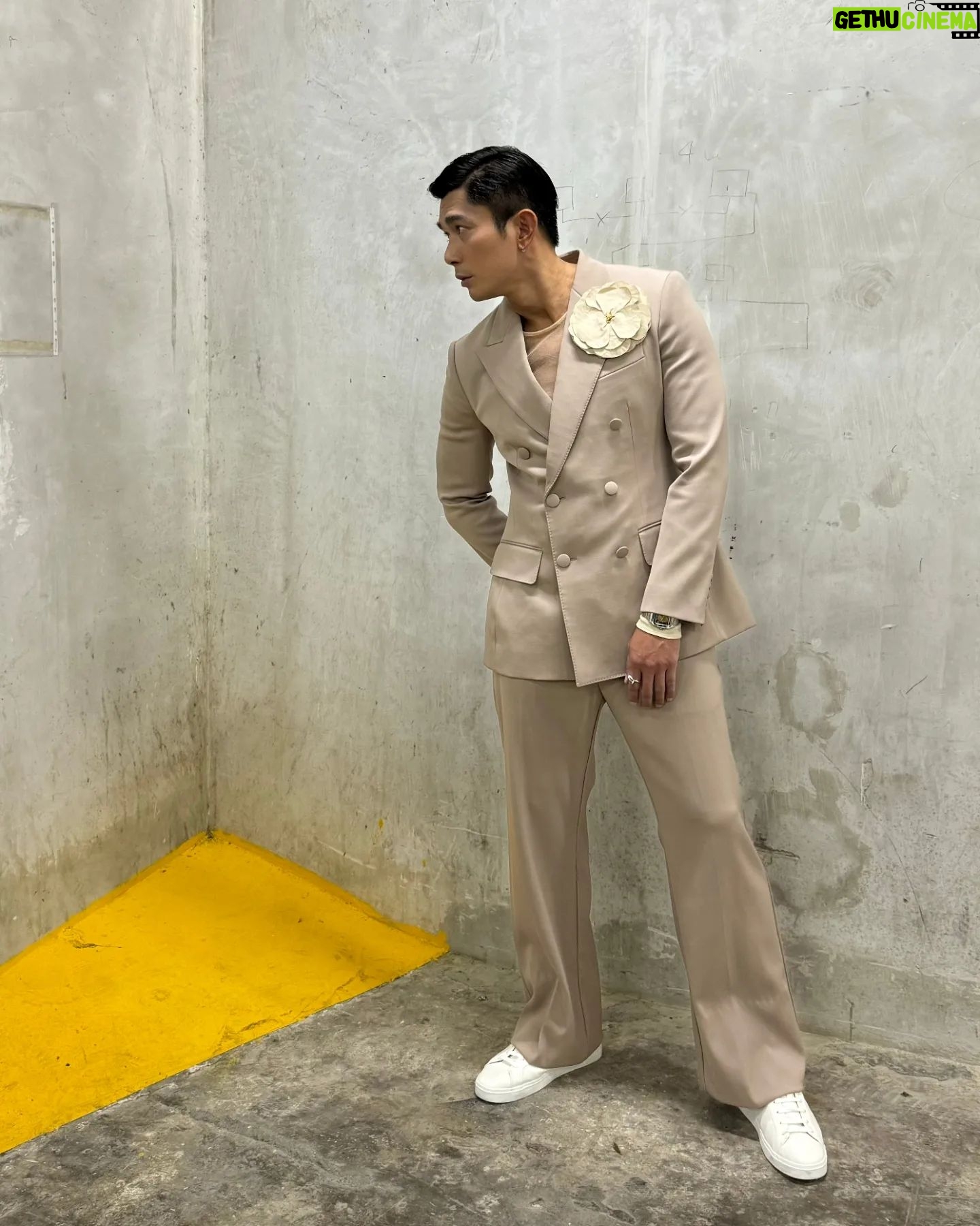 Elvin Ng - 2.3K Likes - Going #nude tonight. Less is more. #nudecolour #neutral #romantic #Dolcegabbana #Cartier #StarAwards2024
Outfit | @dolcegabbana
Jewellery & Watch | @cartier
Styling | @daryllalexiusyeo
Hair | @sylinyer @shunjimatsuo
Grooming | @lasalle_lee_jq @guccibeauty