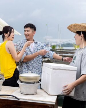 Elvin Ng Instagram - #出海、抓mussels、剥虾壳、帮忙洗菜切菜、吹海风、吃 seafood pasta and stew、#放下包袱、蓝天白云下用心交谈，为你们#遮风挡雨，是开心难忘的一天。对于一个当兵时#甘愿饿死 都懒得煮泡面的人来说，#我是幸福的。☁️🌊 

For someone who'd rather #starvetodeath than cook his own instant noodles during his NS field camp days, I feel #lucky and #blessed. 🤍 #funday #outatsea 

Watch Dishing with Chris Lee on demand for free on mewatch now! #阿顺有煮意 #DishingWithChrisLee
@mewatch.mediacorp @mediacorp.re.dian