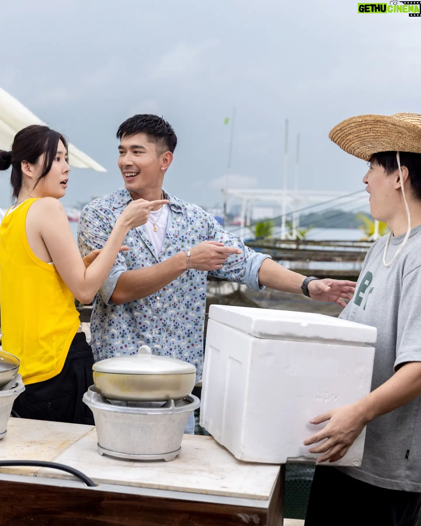 Elvin Ng - 2.4K Likes - #出海、抓mussels、剥虾壳、帮忙洗菜切菜、吹海风、吃 seafood pasta and stew、#放下包袱、蓝天白云下用心交谈,为你们#遮风挡雨,是开心难忘的一天。对于一个当兵时#甘愿饿死 都懒得煮泡面的人来说,#我是幸福的。☁️🌊
For someone who'd rather #starvetodeath than cook his own instant noodles during his NS field camp days, I feel #lucky and #blessed. 🤍 #funday #outatsea
Watch Dishing with Chris Lee on demand for free on mewatch now! #阿顺有煮意 #DishingWithChrisLee
@mewatch.mediacorp @mediacorp.re.dian