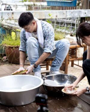 Elvin Ng Instagram - #出海、抓mussels、剥虾壳、帮忙洗菜切菜、吹海风、吃 seafood pasta and stew、#放下包袱、蓝天白云下用心交谈，为你们#遮风挡雨，是开心难忘的一天。对于一个当兵时#甘愿饿死 都懒得煮泡面的人来说，#我是幸福的。☁️🌊 

For someone who'd rather #starvetodeath than cook his own instant noodles during his NS field camp days, I feel #lucky and #blessed. 🤍 #funday #outatsea 

Watch Dishing with Chris Lee on demand for free on mewatch now! #阿顺有煮意 #DishingWithChrisLee
@mewatch.mediacorp @mediacorp.re.dian