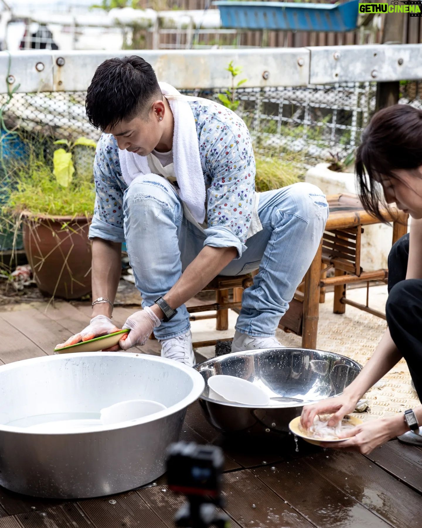 Elvin Ng - 2.4K Likes - #出海、抓mussels、剥虾壳、帮忙洗菜切菜、吹海风、吃 seafood pasta and stew、#放下包袱、蓝天白云下用心交谈,为你们#遮风挡雨,是开心难忘的一天。对于一个当兵时#甘愿饿死 都懒得煮泡面的人来说,#我是幸福的。☁️🌊
For someone who'd rather #starvetodeath than cook his own instant noodles during his NS field camp days, I feel #lucky and #blessed. 🤍 #funday #outatsea
Watch Dishing with Chris Lee on demand for free on mewatch now! #阿顺有煮意 #DishingWithChrisLee
@mewatch.mediacorp @mediacorp.re.dian
