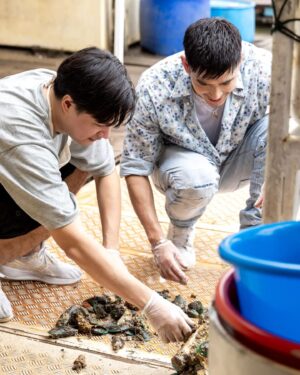 Elvin Ng Instagram - #出海、抓mussels、剥虾壳、帮忙洗菜切菜、吹海风、吃 seafood pasta and stew、#放下包袱、蓝天白云下用心交谈，为你们#遮风挡雨，是开心难忘的一天。对于一个当兵时#甘愿饿死 都懒得煮泡面的人来说，#我是幸福的。☁️🌊 

For someone who'd rather #starvetodeath than cook his own instant noodles during his NS field camp days, I feel #lucky and #blessed. 🤍 #funday #outatsea 

Watch Dishing with Chris Lee on demand for free on mewatch now! #阿顺有煮意 #DishingWithChrisLee
@mewatch.mediacorp @mediacorp.re.dian