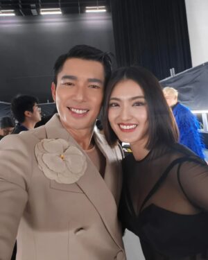 Elvin Ng Instagram - Oh, look who I bumped into today! 😉😘 #StarAwards2024 #红星大奖2024 @the_celebrityagency @elvinology