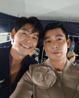 Elvin Ng Instagram - Oh, look who I bumped into today! 😉😘 #StarAwards2024 #红星大奖2024 @the_celebrityagency @elvinology