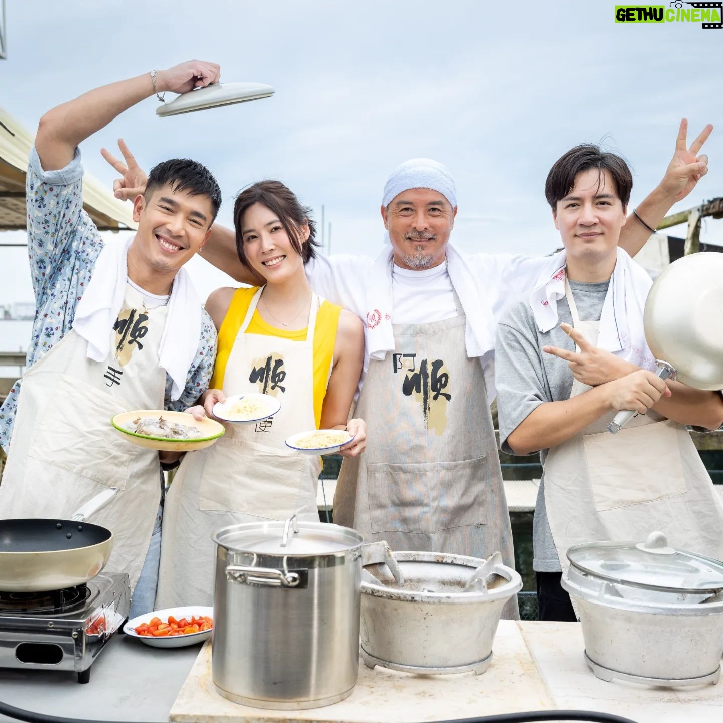 Elvin Ng - 4.8K Likes - 不是说好煮给我们吃的吗,怎么还要帮忙的?看来天下真的没有白吃的午餐!Our #cooking and mussel-finding #kelong experience with 铭顺大哥!#天下没有白吃的午餐 #bestseafoodsoup #bestspaghettiever
Watch Dishing with Chris Lee on demand for free on mewatch now! #DishingWithChrisLee #mediacorpDishingWithChrisLee #阿顺有煮意
@mewatch.mediacorp @mediacorp.re.dian