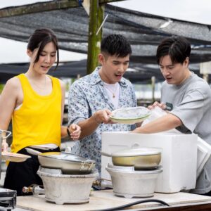 Elvin Ng Instagram - 不是说好煮给我们吃的吗，怎么还要帮忙的？看来天下真的没有白吃的午餐！Our #cooking and mussel-finding #kelong experience with 铭顺大哥！#天下没有白吃的午餐 #bestseafoodsoup #bestspaghettiever

Watch Dishing with Chris Lee on demand for free on mewatch now! #DishingWithChrisLee #mediacorpDishingWithChrisLee #阿顺有煮意
@mewatch.mediacorp @mediacorp.re.dian