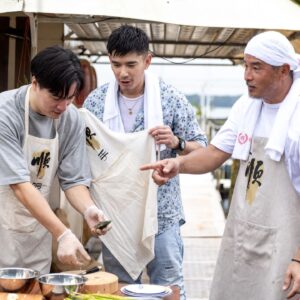 Elvin Ng Instagram - 不是说好煮给我们吃的吗，怎么还要帮忙的？看来天下真的没有白吃的午餐！Our #cooking and mussel-finding #kelong experience with 铭顺大哥！#天下没有白吃的午餐 #bestseafoodsoup #bestspaghettiever

Watch Dishing with Chris Lee on demand for free on mewatch now! #DishingWithChrisLee #mediacorpDishingWithChrisLee #阿顺有煮意
@mewatch.mediacorp @mediacorp.re.dian