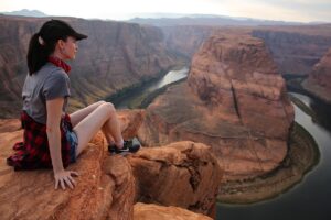 Elyse Levesque Instagram - Casually clinging to cliffs (😬) #dontdothisathomekids #grandcanyon #horseshoebend #arizona 📷: @michaeldaniele