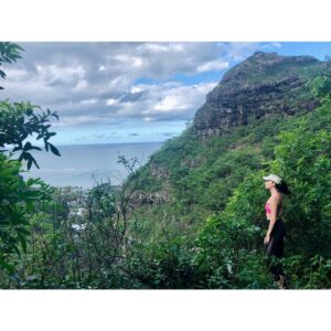 Elyse Levesque Instagram - Multiple adventure induced wounds later...we finally made it to the (first) peak! 🏔 #WeArentUnpreparedForThisHike #YouAre #WorthIt #ThatViewTho