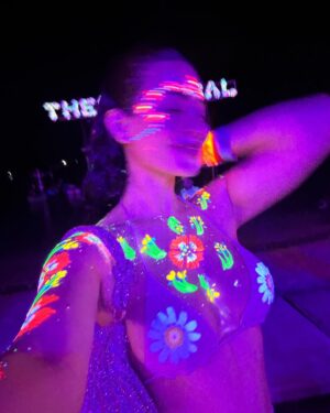 Emeraude Toubia Instagram - 🌕 🍓Full Moon Night 🦄 🌸🌴💫🍄👙🌈 #fullmoonparty 🇹🇭