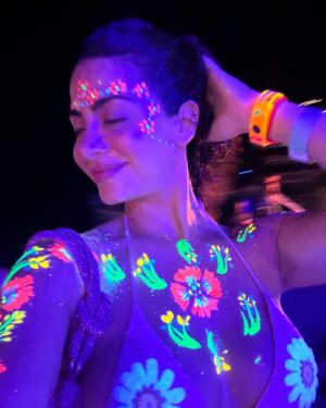 Emeraude Toubia Instagram - 🌕 🍓Full Moon Night 🦄 🌸🌴💫🍄👙🌈 #fullmoonparty 🇹🇭