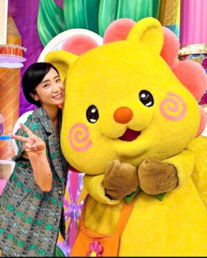 Emi Kurara Instagram - .
ヒルナンデス！
ありがとうございました。

南原さんはじめレギュラーの皆さんが楽しく優しく助けてくださり、緊張がほぐれました☺︎
最後に、映画『夏空ダンス』の告知もさせていただきました。

そうです本日からいよいよ全国公開です！
熊本から、全国へ。
とても嬉しいです。

内村光良さん監督作品
『夏空ダンス』
内村さんの故郷、熊本県人吉球磨でオールロケを行い、
その時そこにしかない、たくさんの景色を撮影しました！
大きな花火をバックに一発本番で撮影したダンスシーンなど、
高校生たちのエネルギー溢れるダンスが魅力の青春映画。
名曲カノンに乗せて皆んなで踊る感動のクライマックスをぜひ劇場でご覧ください！

ジレ、パンツ
@stumbly.official 
イヤカフ
@gigi.jewelry 
ネックレス
@loni_jewelry_ 
ブーツ
@auntmaries.official
リング
 @manarosa_jewel