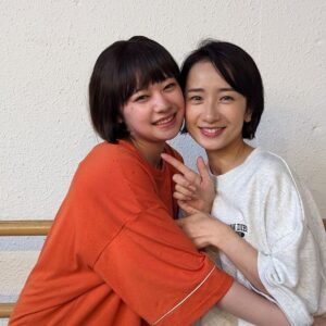 Emi Kurara Instagram - .
本日深夜0時35分〜
フジテレビ「リズム」
いよいよ最終回。

皆んなのダンスシーン必見です！

夏にぴったりな爽やかな作品
少し勇気を出して明日誰かと触れ合ってみよう、そう背中を押してくれる、個人的にもお気に入りの作品でした。

3話でマイちゃん（岡本圭人くん）とタメ（吉柳咲良ちゃん）が、オジ（岡部たかしさん）を尾行するダンスシーン好きだった♪
皆んなほんとにずっと踊って踊ってまた踊って頑張ってたんです。
皆んなのステージ最後まで見届けて頂けたら嬉しいです。

#リズム
