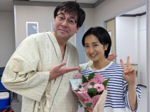 Emi Kurara Instagram - .
『拝啓、奇妙なお隣さま』
ご視聴いただきありがとうございました！

親父ギャグでこんなに泣いたのは初めてだった。
どこかファンタジーで、
切ないけれど未来への希望が湧いてくるものがたり。
チーム皆んなでギュッとひとつになって作りました。
心より
ありがとうございました！

最後に陸くん達が見上げる青空。笑顔。澄み渡り綺麗だった。

@haikei_kimyou 
#拝啓奇妙なお隣さま 
#若杉栞南さん
#夫婦役でご一緒した
#鈴木浩介 さん
#DVDBlu-ra化決定