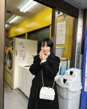 Emi Kurara Instagram - .
指さきも凍えるように冷たくて
思わずあったかいコンポタを買って皆んなで暖をとりました。
暦のうえでは
すぐそこには春☘️
2/3の今日、節分の豆まきに参加してきました。
（朝は娘と作った恵方巻きを食べて家での豆まきもしっかりと。鬼を完全にやっつけました👹！）

皆さんに福が訪れますように。

2月9日金曜日深夜24:52
テレビ東京「ハコビヤ」第５話
に出演します。
椿山さん（皆川猿時さん）と、わたくし柴田あかりは一体どんな関係なのか。
最後まで見届けていただけたら嬉しいです。

@tx_hakobiya