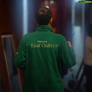 Emil Quliyev Instagram - Rejissor @emil.guliev çəkdiyi “Körpünün o tayı” adlı serialı haqqında danışdı. Rejissor ölkə tarixinin ən çox büdcə ayrılan səhnəsini çəkdi. Bu videoda qurulan işıqlar və digər bir çox nüansa toxundu.
Director: @emil.guliev 
Dop: @mosmanue 
Gaffer: @samsor_ 
Edit: @fakiyato 
Backstage: @alassgar @cavid.nacaf 
#godoxaz #godoxlighting #godox #körpününotayı