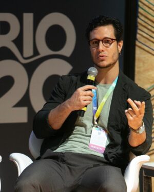 Emiliano D'Ávila Instagram - Ainda sobre Rio2C! 

#tbt #rio2c #rio2c2023 #joãofalcão #cidadedasartes #palestra #painel #batepapo #cultura #arte #talento #ator #diretor #produtor #roteirista #audiovisual #audiovisualbrasileiro #tv #série #cinema #novela