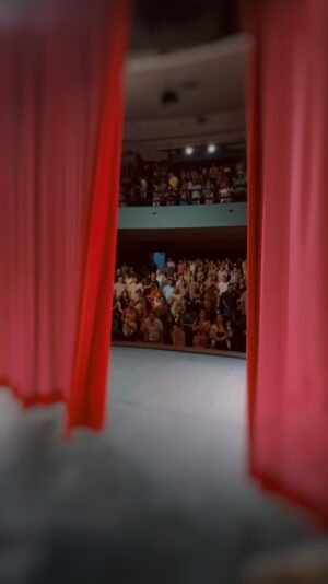 Emiliano D'Ávila Instagram - já estava sentindo falta dos palcos… 🎭 esse final de semana foi pra matar essa saudade com @abismoderosas em Vitória-ES, que energia linda! estamos oficialmente de volta, em turnê pelo Brasil!
em qual cidade você quer nos assistir? ❤️‍🔥 muito muito feliz nessa nova etapa!