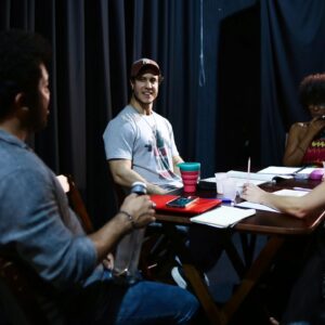 Emiliano D'Ávila Instagram - Meus meninos tãããão comportados no ensaio... 🥹

Mas não se enganem... vem aí uma coisa muuito forte!
👀 🌚🥀

#abismoderosas #comédiapolicial #teatrodasartes #teatro