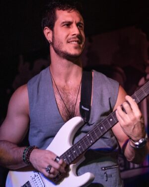 Emiliano D'Ávila Instagram - Um dos momentos mais emocionantes desse evento maravilhoso que foi @vegfestbrasil ! 🎸🎶✨

📸 @luan.vegnerd 

#vegfest #vegfest2022 #svband #bandavegana  #rumoaovegfest2023 #rock  #show #rocknacional #música #mpb #arte #guitarra 
#proteçãoanimal #direitoanimal #animalnãoécoisa #veganismo #vegan #vegano  #vegetarianismo #vegetariano #veganism #govegan #direitosanimais #meioambiente #sustentabilidade #senciência  #etica #empatia #especismo #planeta