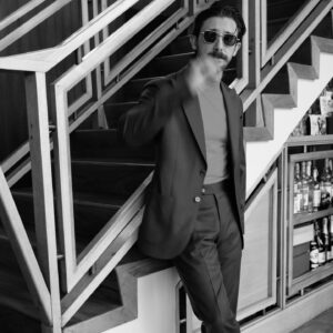 Emiliano Zurita Instagram - Que gran noche ayer en la premier de #ZORRO 💥 viendo un proyecto que llevamos trabajando tanto tiempo con gente que amo más que nada…no se puede pedir más ❤️‍🔥
.
.
Fotos y styling: @fernan.mx
Reloj: @omega
Look: @driesvannoten @luigibianchi_official @off____white
Lentes: @jacquesmariemage