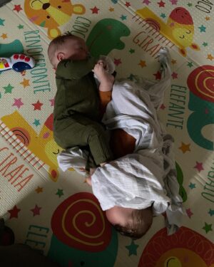 Emílio Dantas Instagram - 7 meses com nossos dinossauros! Tá ficando difícil escolher as fotos. Dessa vez com bolinho dos tios 
@joaovicente27 @emicida @fabioporchat @chico.bosco e da galera do #papodesegundanognt 🙌❤️