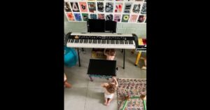 Emílio Dantas Instagram - Viva nossos moleques! Mais um mês pra conta dessa vida linda que é ter vocês por perto.❤️🚀❤️🚀