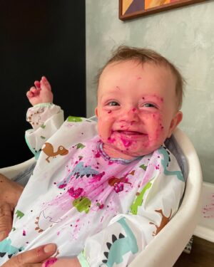 Emílio Dantas Instagram - 7 meses com nossos dinossauros! Tá ficando difícil escolher as fotos. Dessa vez com bolinho dos tios 
@joaovicente27 @emicida @fabioporchat @chico.bosco e da galera do #papodesegundanognt 🙌❤️