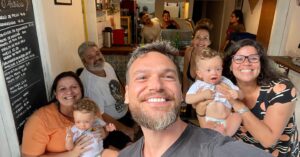 Emílio Dantas Instagram - Viva nossos moleques! Mais um mês pra conta dessa vida linda que é ter vocês por perto.❤️🚀❤️🚀