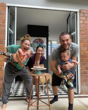Emílio Dantas Instagram - 7 meses com nossos dinossauros! Tá ficando difícil escolher as fotos. Dessa vez com bolinho dos tios 
@joaovicente27 @emicida @fabioporchat @chico.bosco e da galera do #papodesegundanognt 🙌❤️