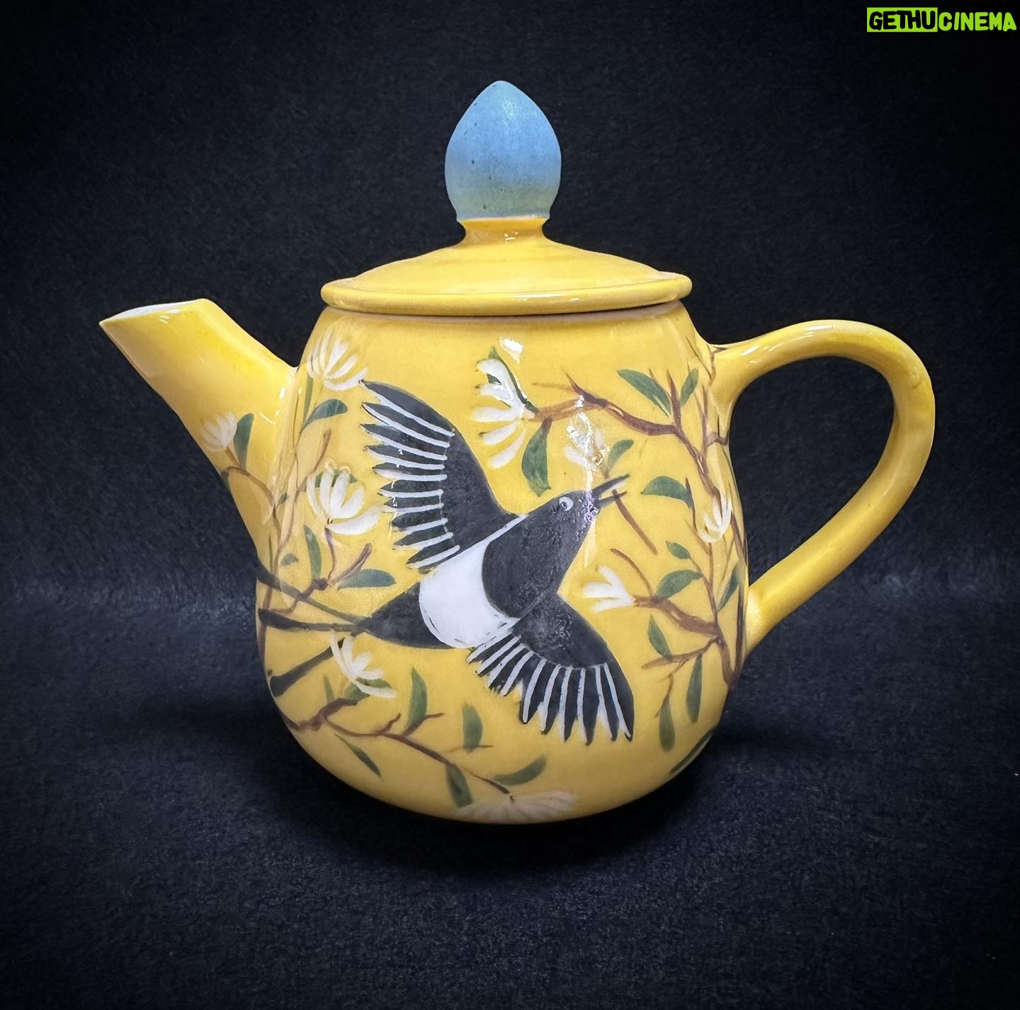 Emily Gravett - 1K Likes - My well travelled yellow teapot made it home in perfect condition after its lengthy round the world trip- and as it had missed its gift window itāll be going back into my online shop this weekend at 7pm alongside this magpie pencil pot.
Link in bio
#pottery #magpie #potterylove #handmade #ceramicsart #magpiesofinstagram #yellowteapot #teapot #teapotcollector #teapots #teapotlovers #teapottery
