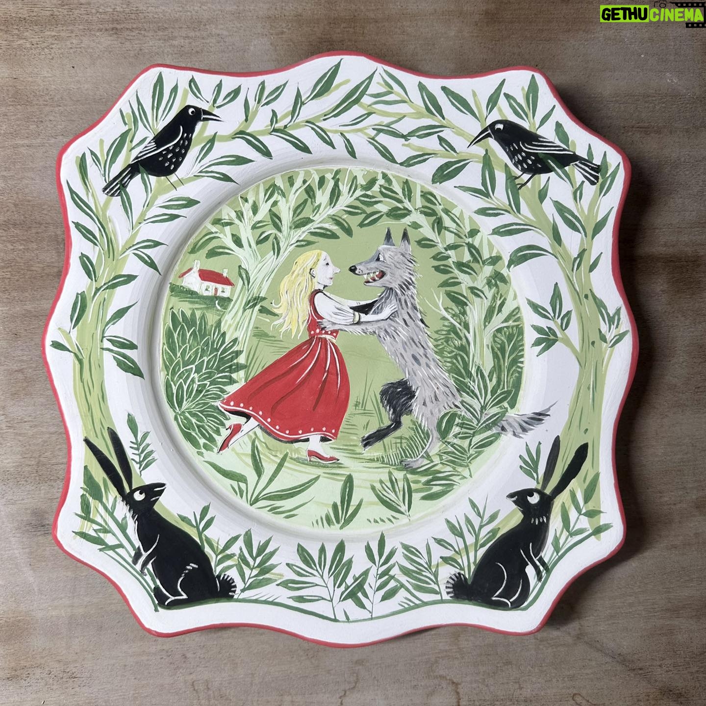 Emily Gravett - 1.6K Likes - Iāve been having fun decorating some plates. Extra fun chopping the edges too!
#fairytaleonaplate #potterylove #pottery #porcelain