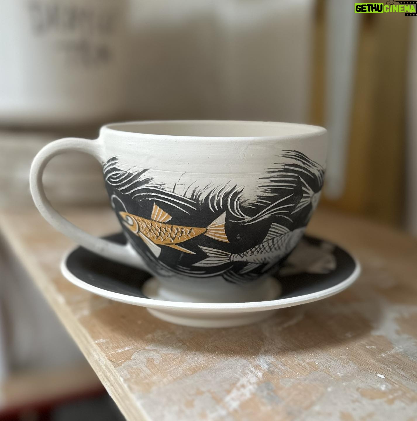 Emily Gravett - 1.2K Likes - Another waiting to go into the kiln.
Iām not sure why Iām making teacups and saucers. I drink from mugs!
#pottery #porcelain #teacupandsaucer