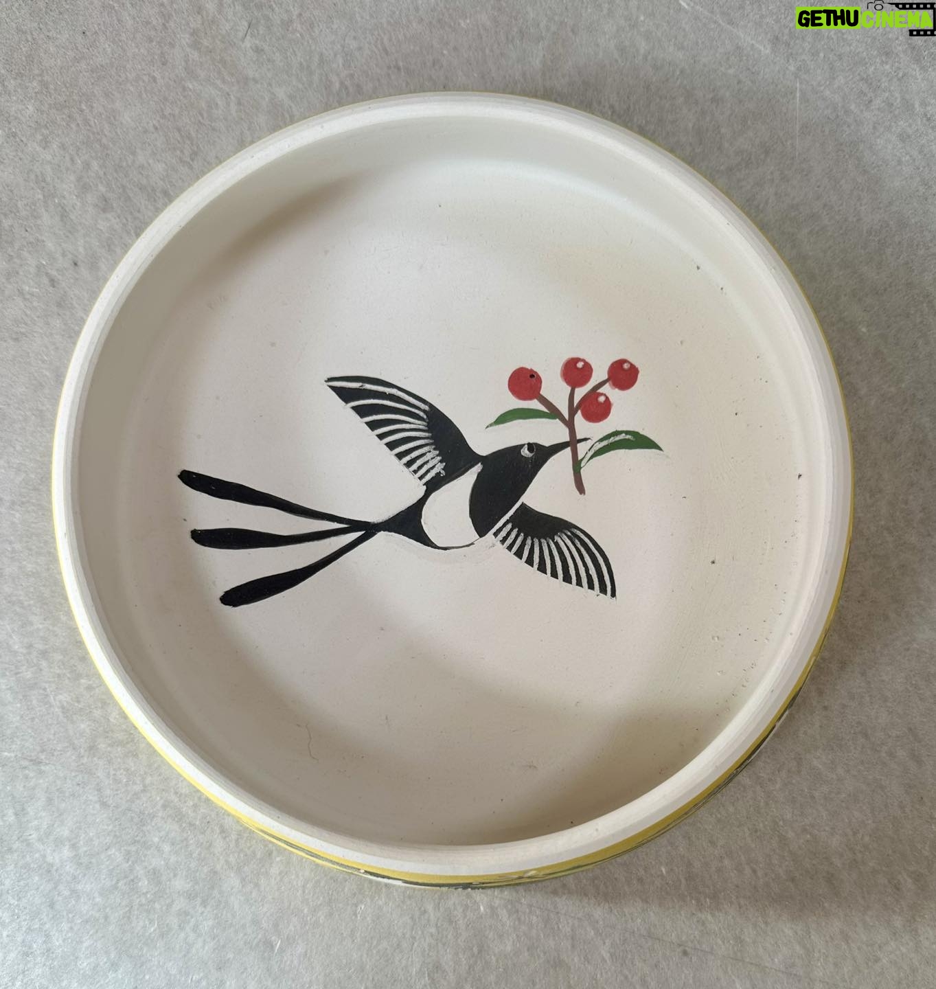 Emily Gravett - 1.7K Likes - I havenāt had as much time to do pottery lately as Iād like, which is at least giving what I have made plenty of time to dry before firing.
This is a cat water bowl made especially for my sister, @handmadeinse20 who after years of waiting is getting a brand new swanky kitchen. Those cats deserve an equally swanky bowl to drink from!
#pottery #potterystudio #ceramicsart #handmade #ceramics #porcelain #magpie #magpiesofinstagram #catbowl #posh #cats #poshcats