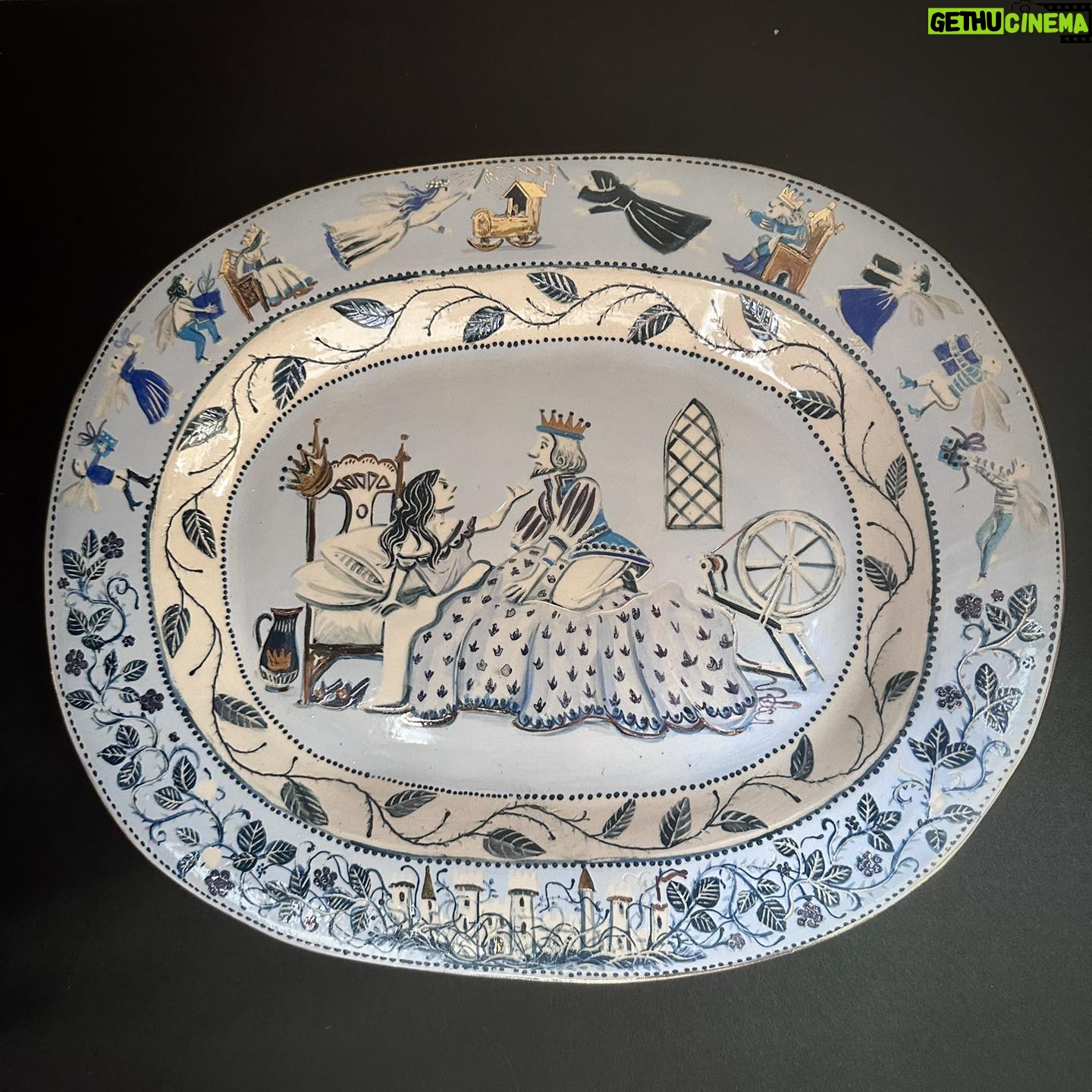 Emily Gravett - 1K Likes - These are some old plates that I recently added some lustre to. Itās soooo shiny!
#ceramicsart #pottery #lustreware